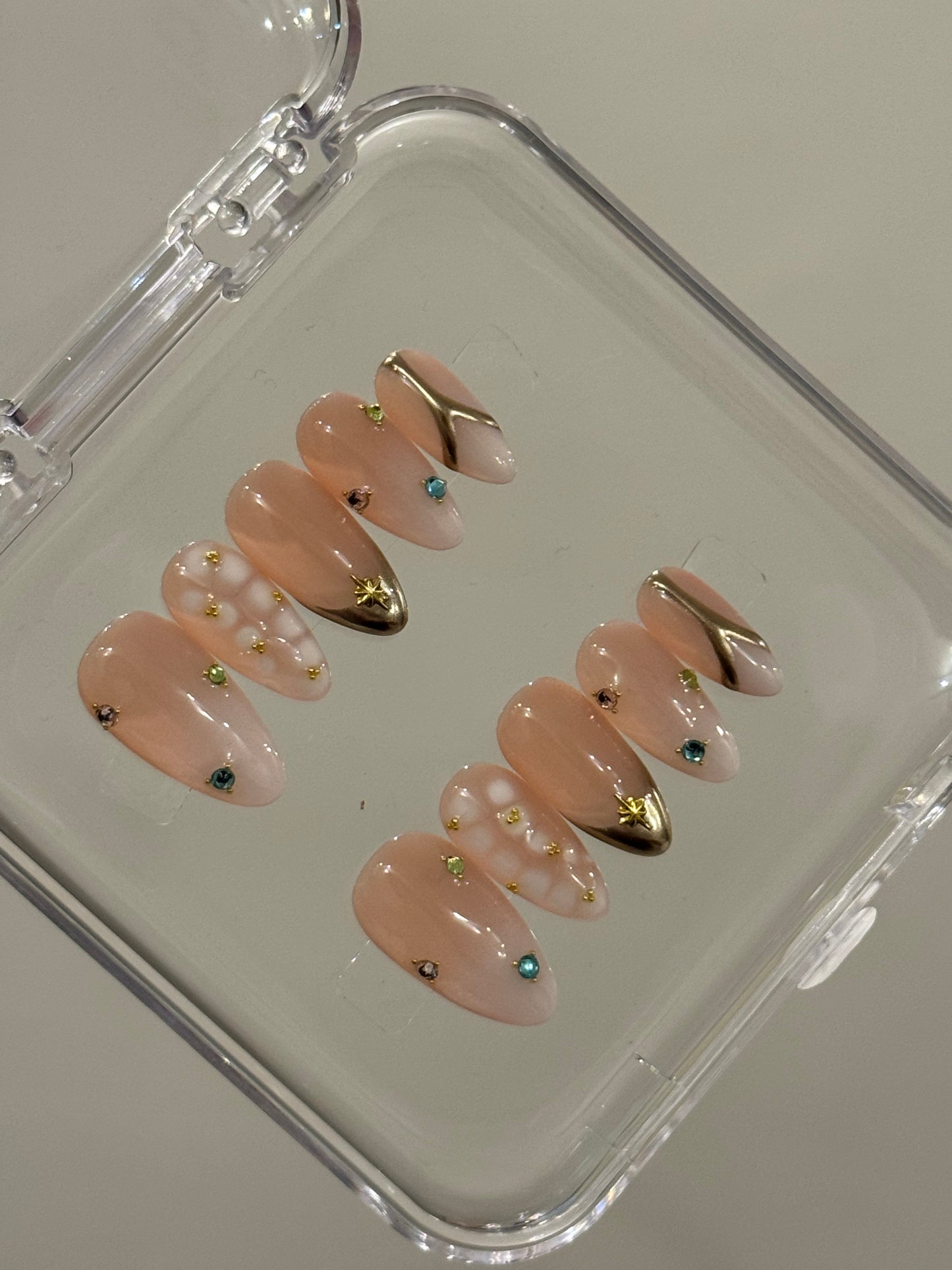 N134 Nudish Gold Nails Set