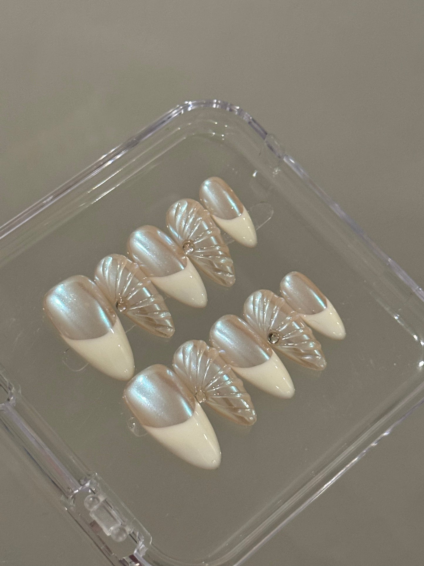 N25 White Waves Nails Set