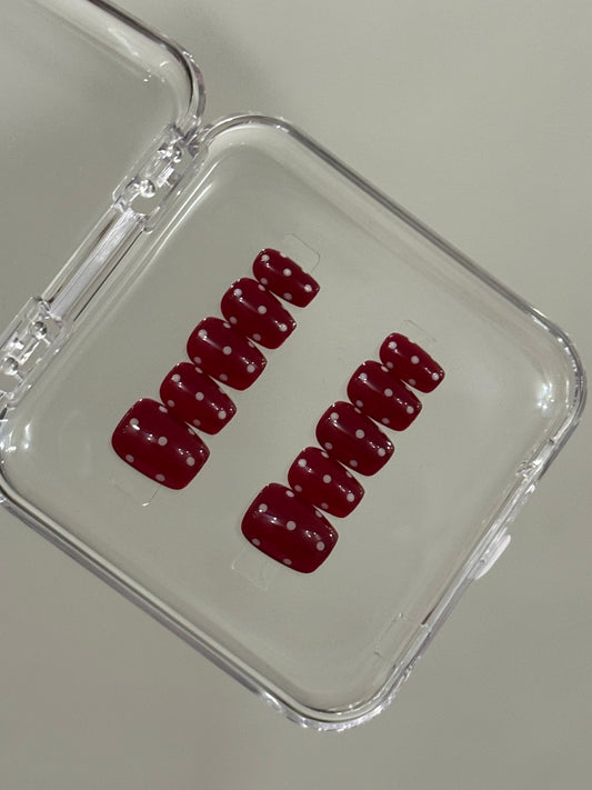 N146 Red Polka Square Nails Set