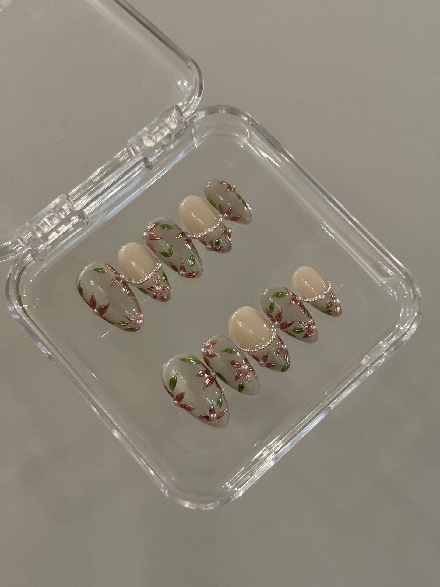 N254 Silver Dahlia Nails