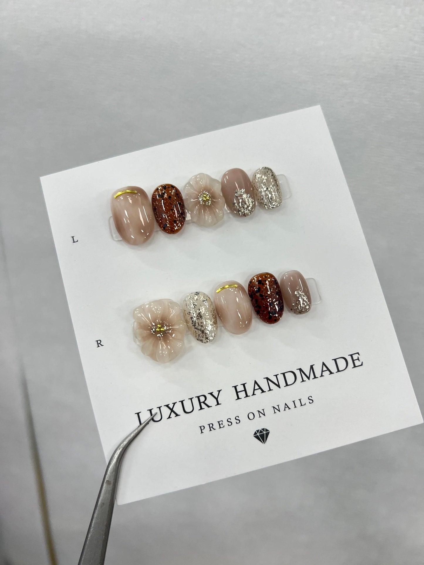 N84 Neutral Floral Nails Set