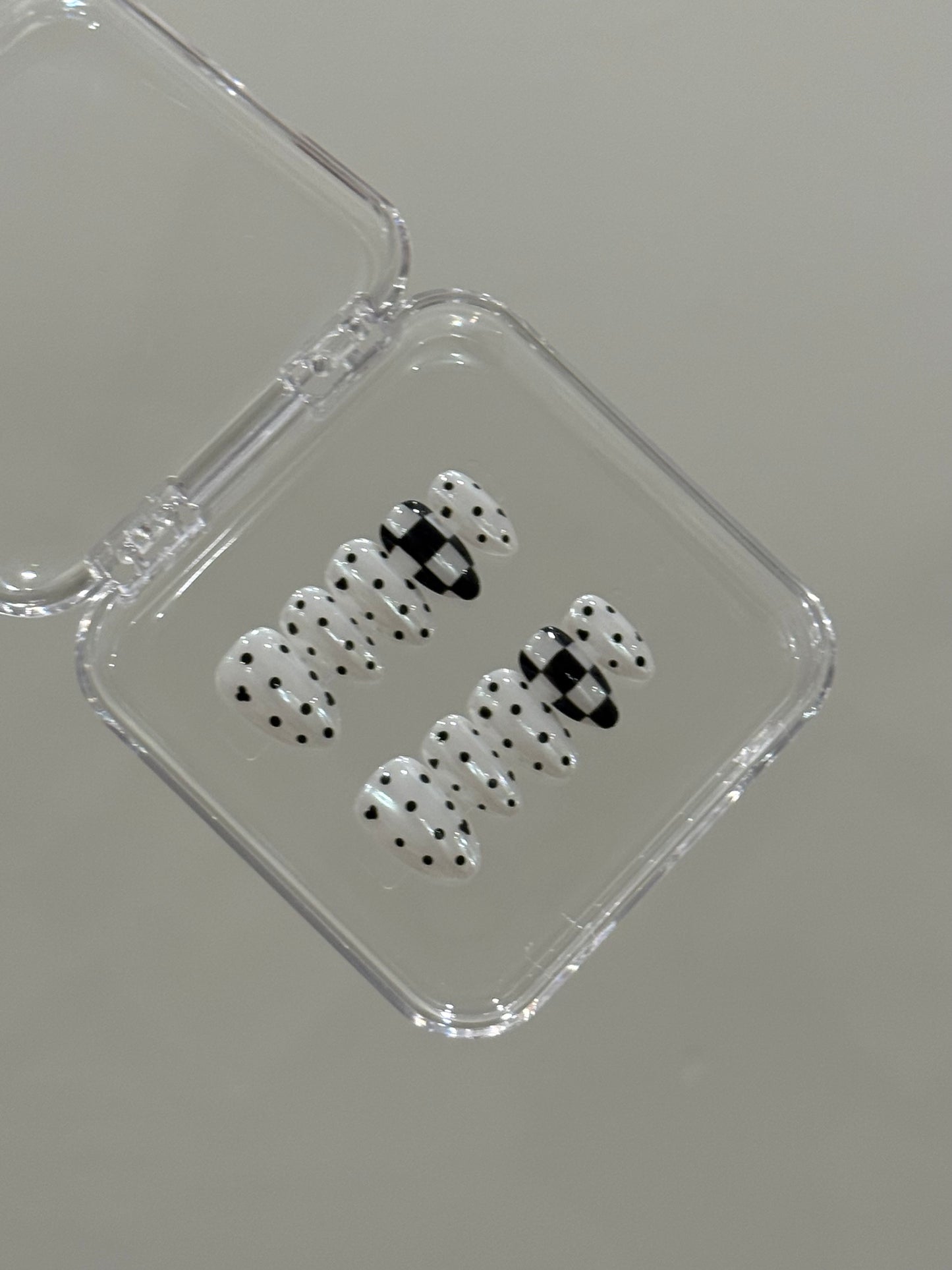 N195 Black Polka Plaid Nails