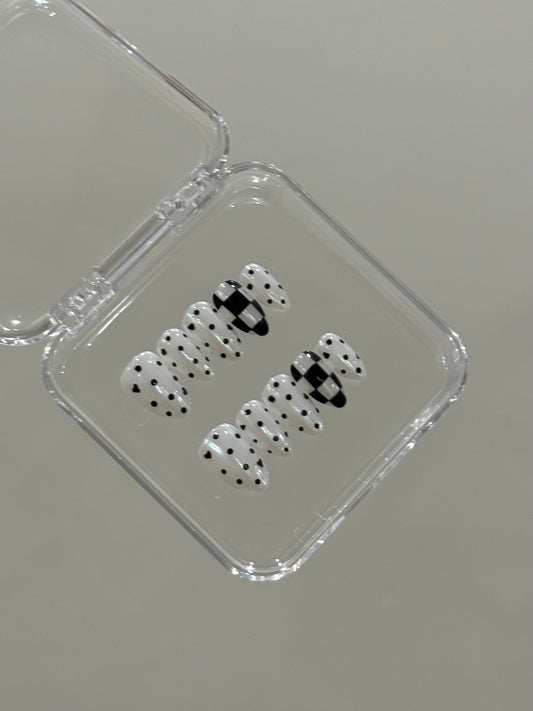 N195 Black Polka Plaid Nails