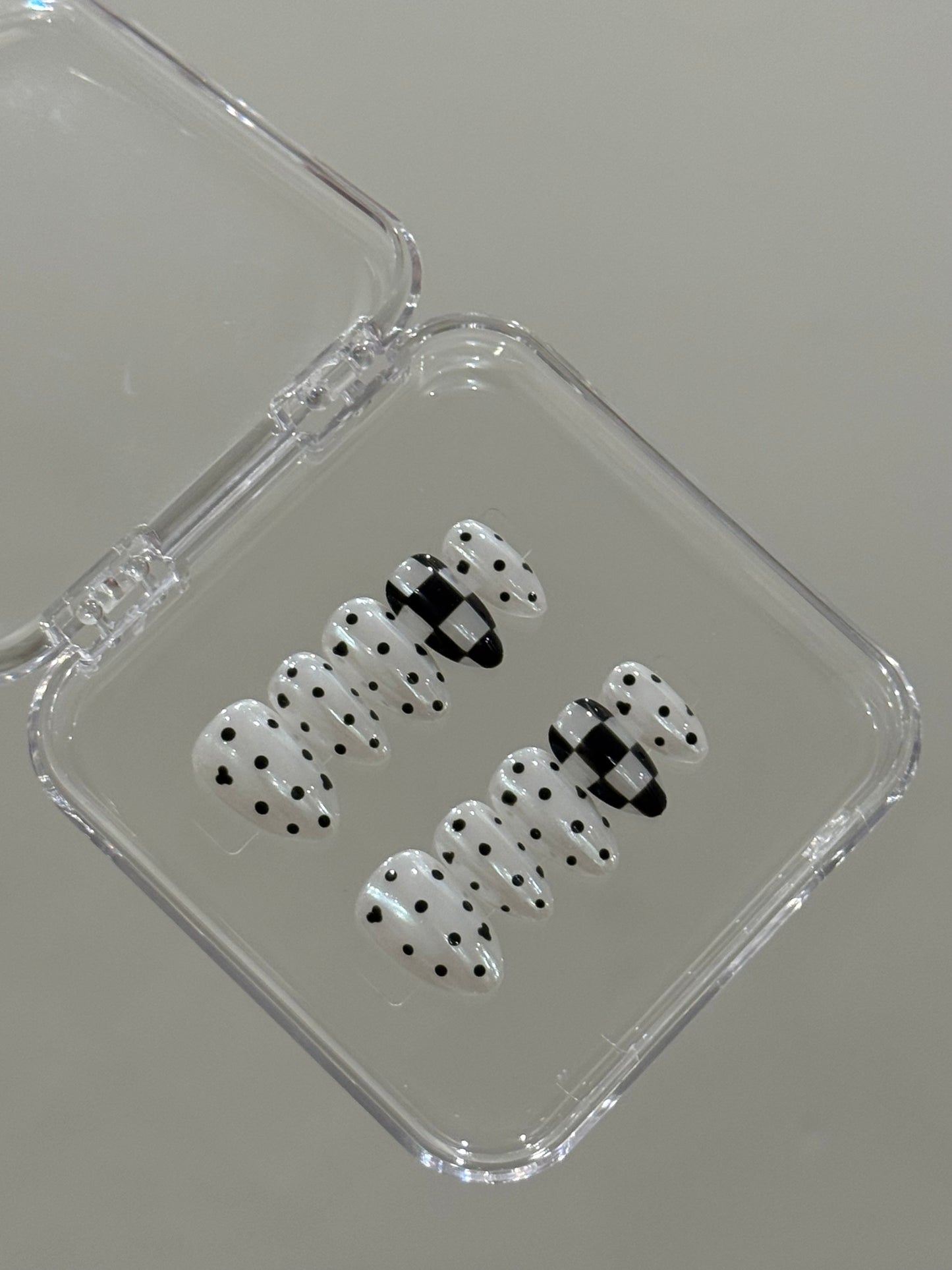 N195 Black Polka Plaid Nails