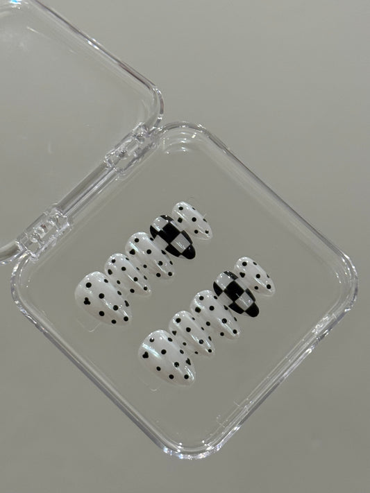 N195 Black Polka Plaid Nails