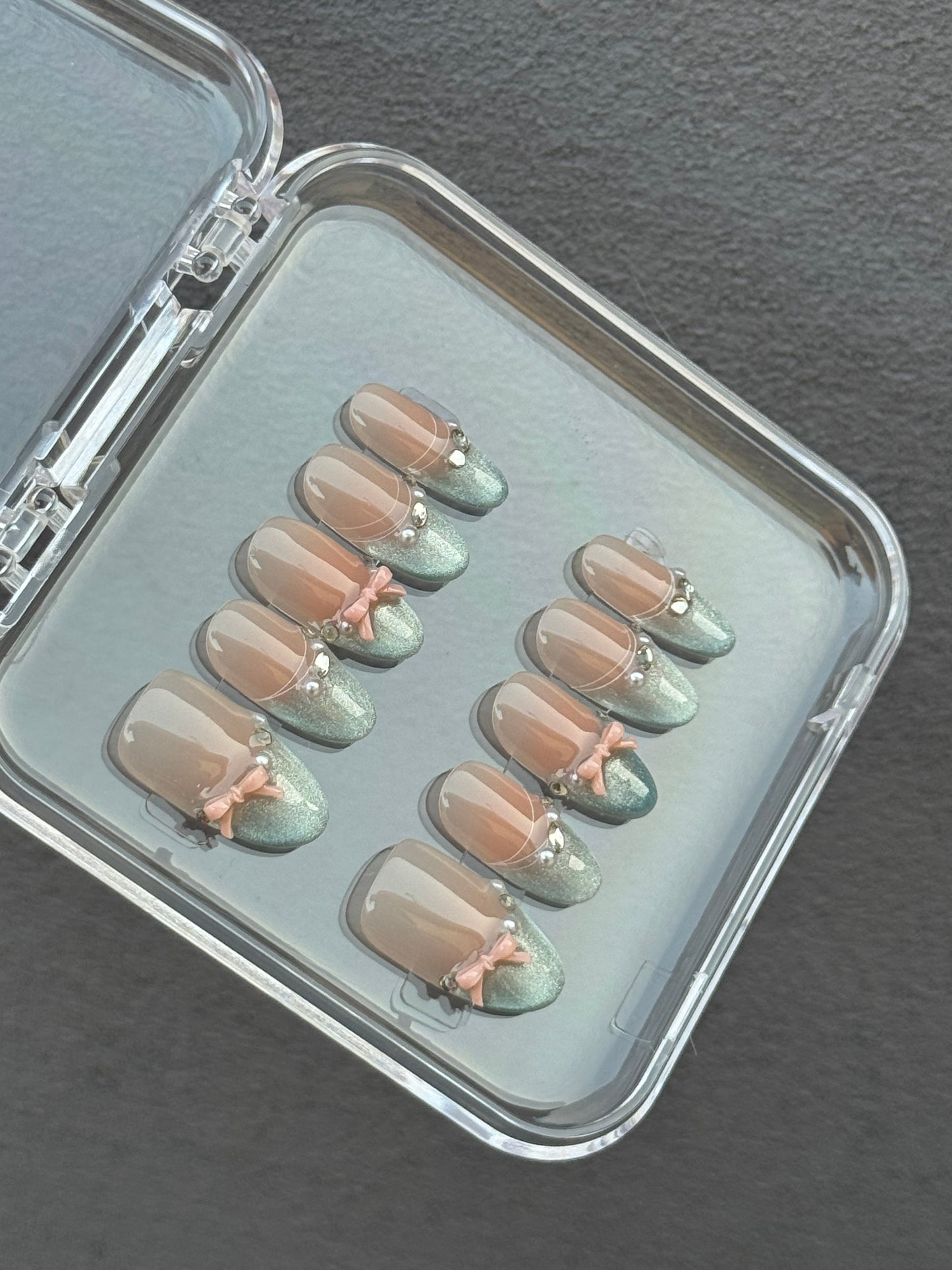 N108 Aqua Bow Nails Set