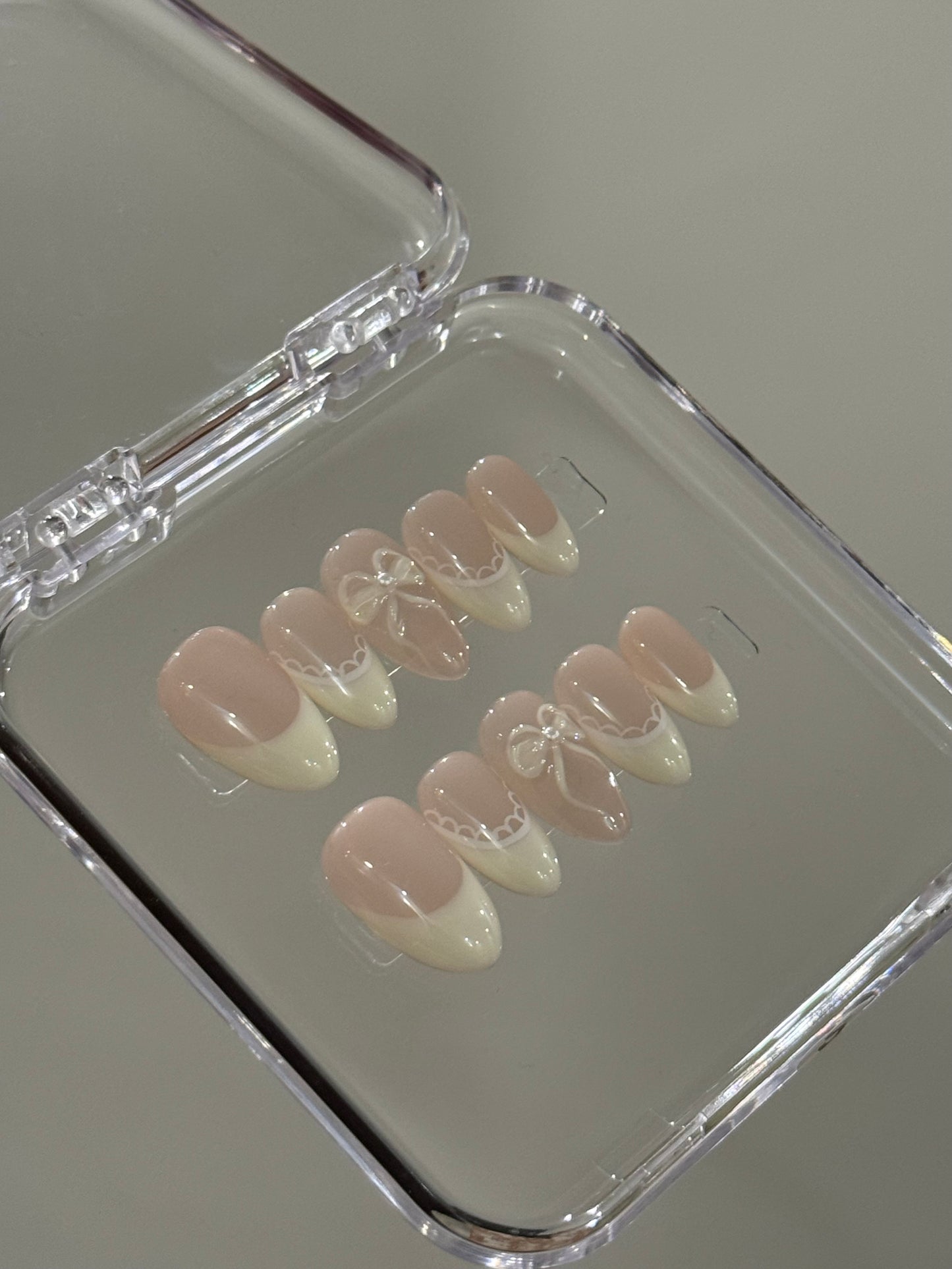 N153 Milky Bow Nails Set