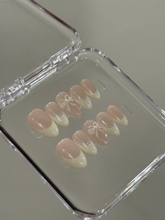 N153 Milky Bow Nails Set