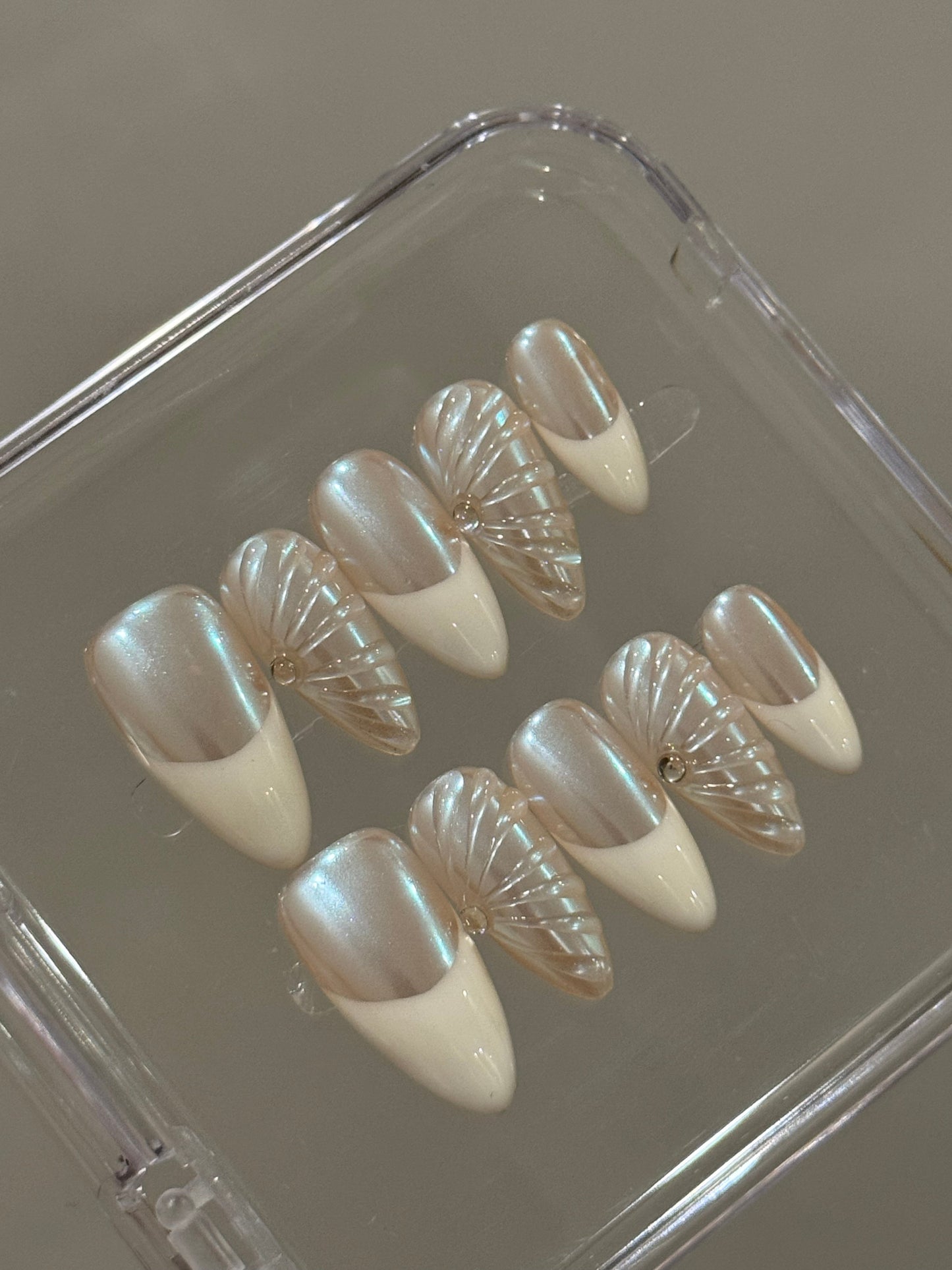 N25 White Waves Nails Set