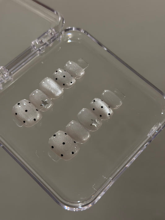 N381 Polka White Cateye Nails