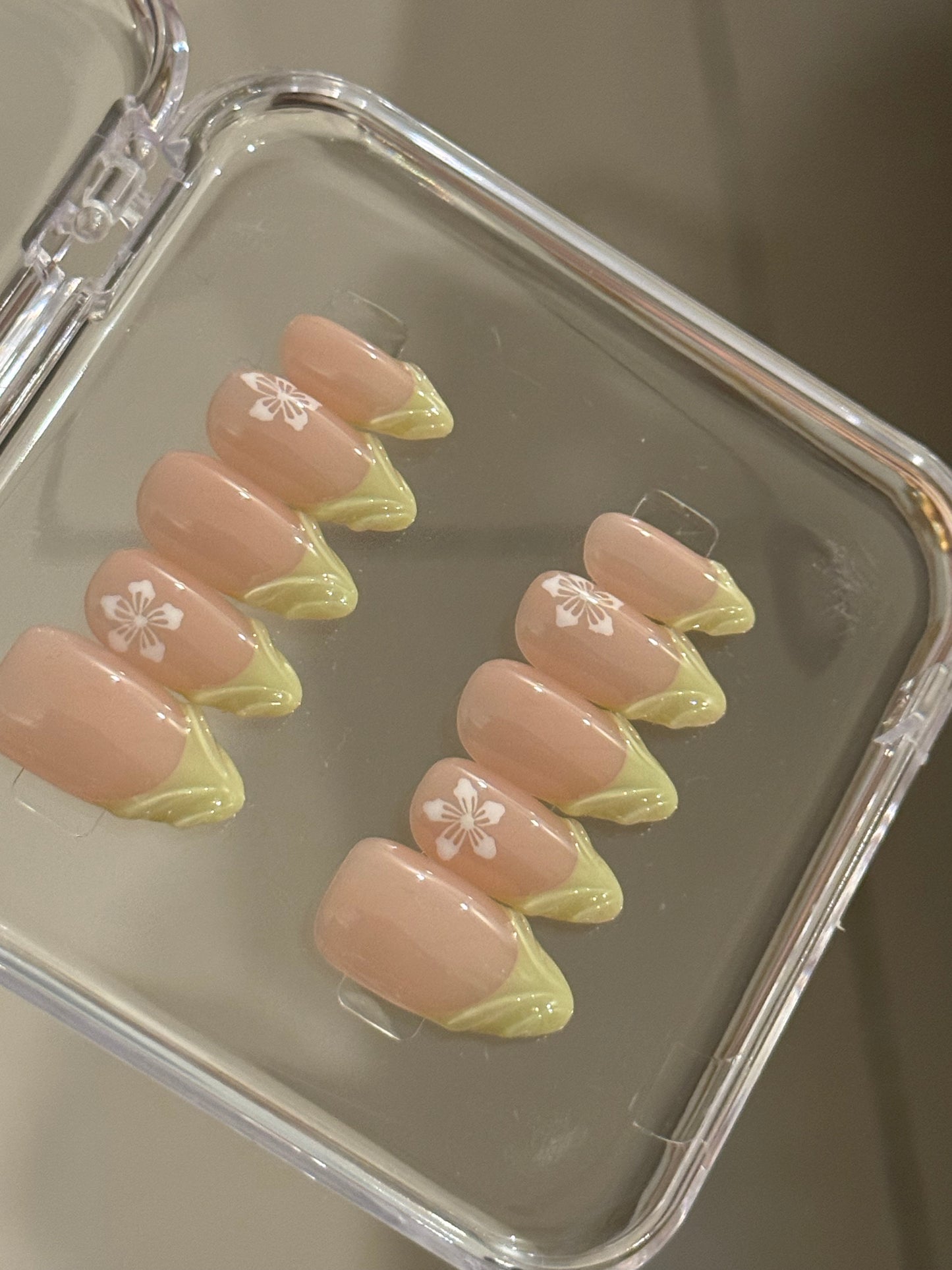 N159 Wavy Olive Nails Set