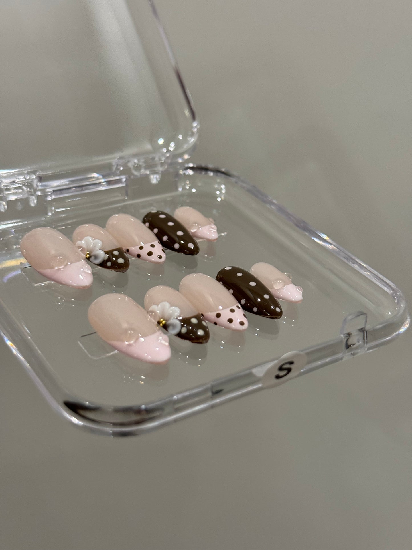 N209 Polka Drops Nails