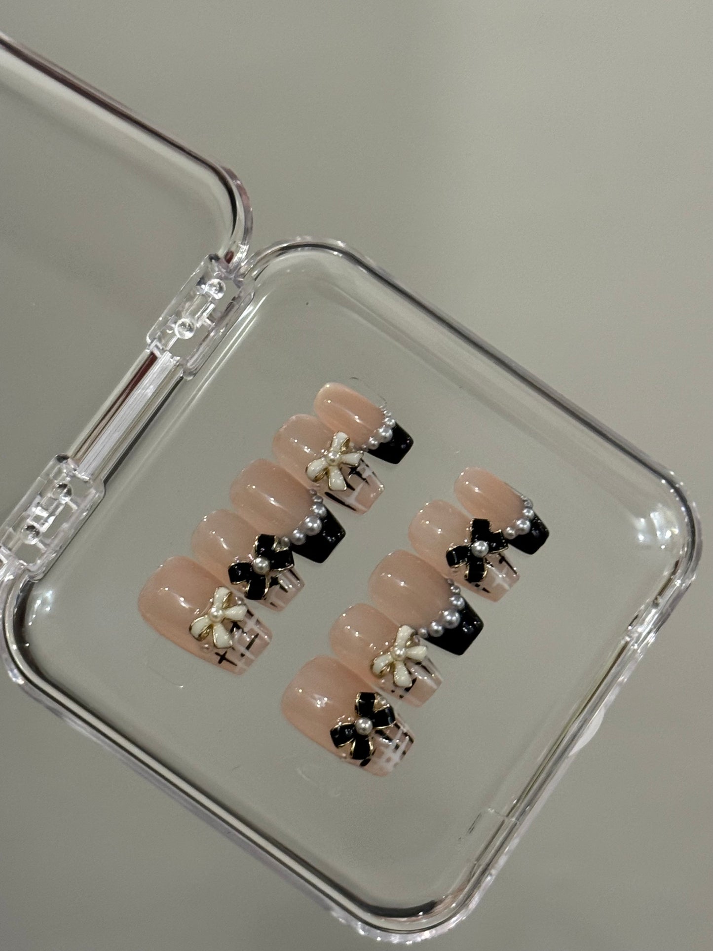 N152 BW Bow Square Nails Set