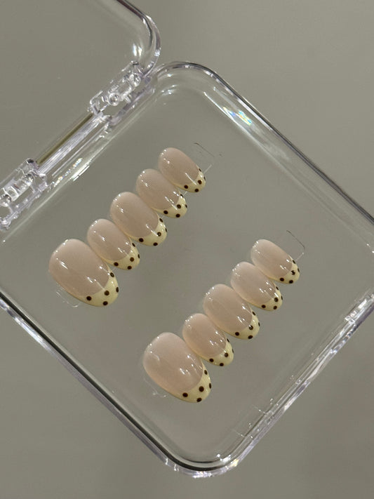 N142 Butter Polkadots Nails Set