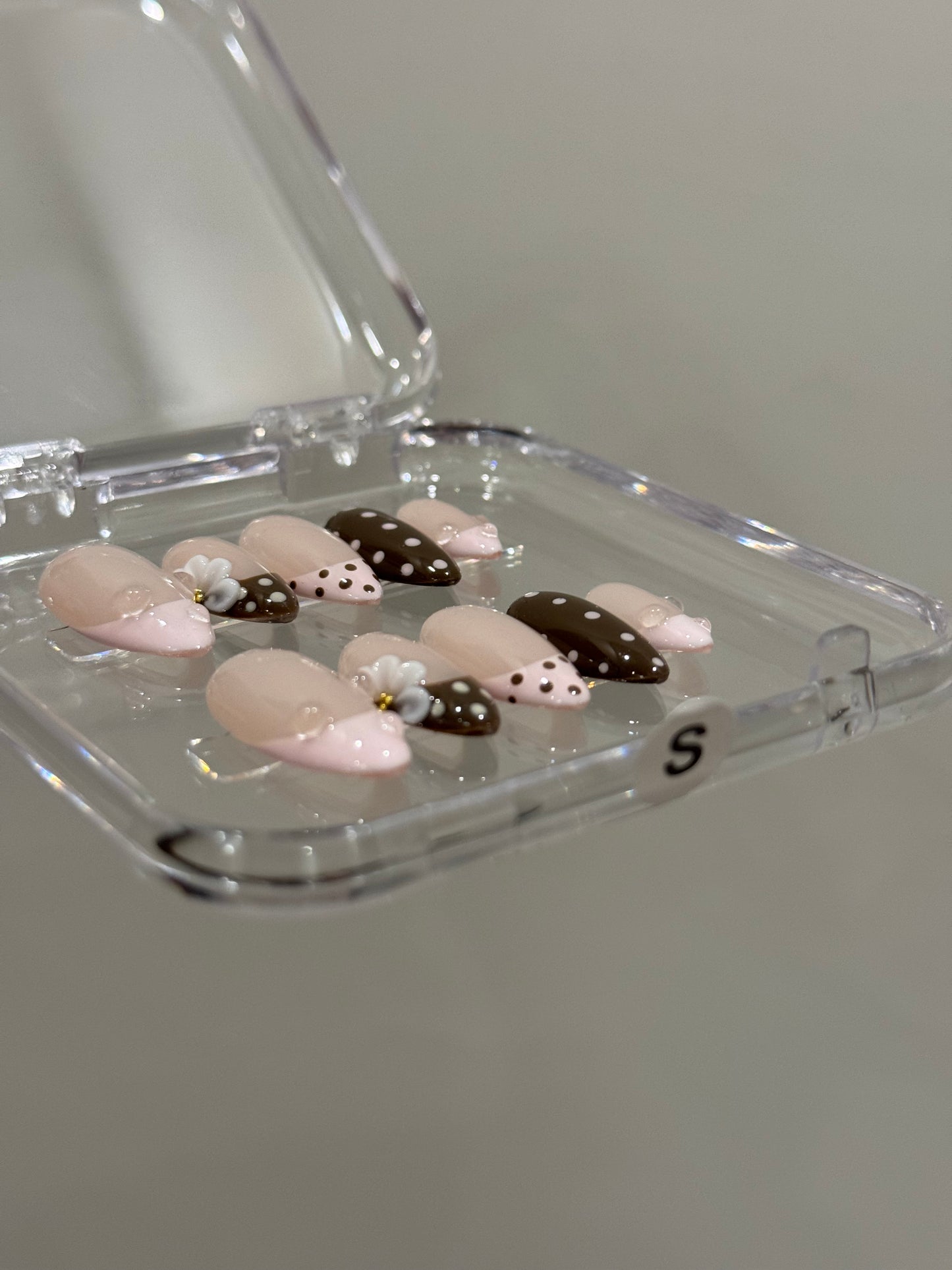 N209 Polka Drops Nails