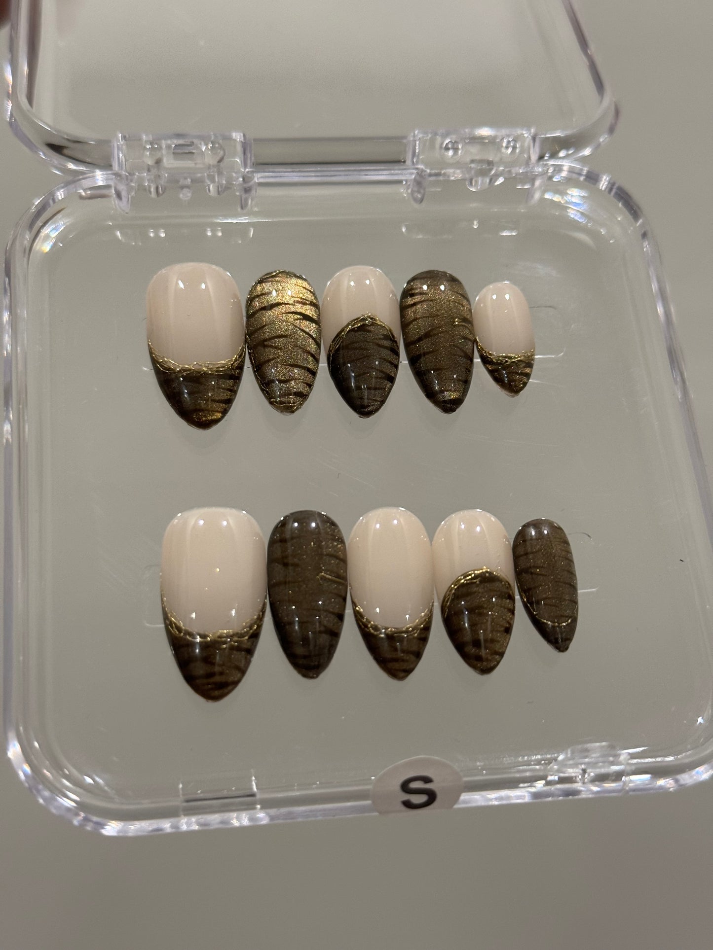 N208 Brown Stripes Cateye Nails