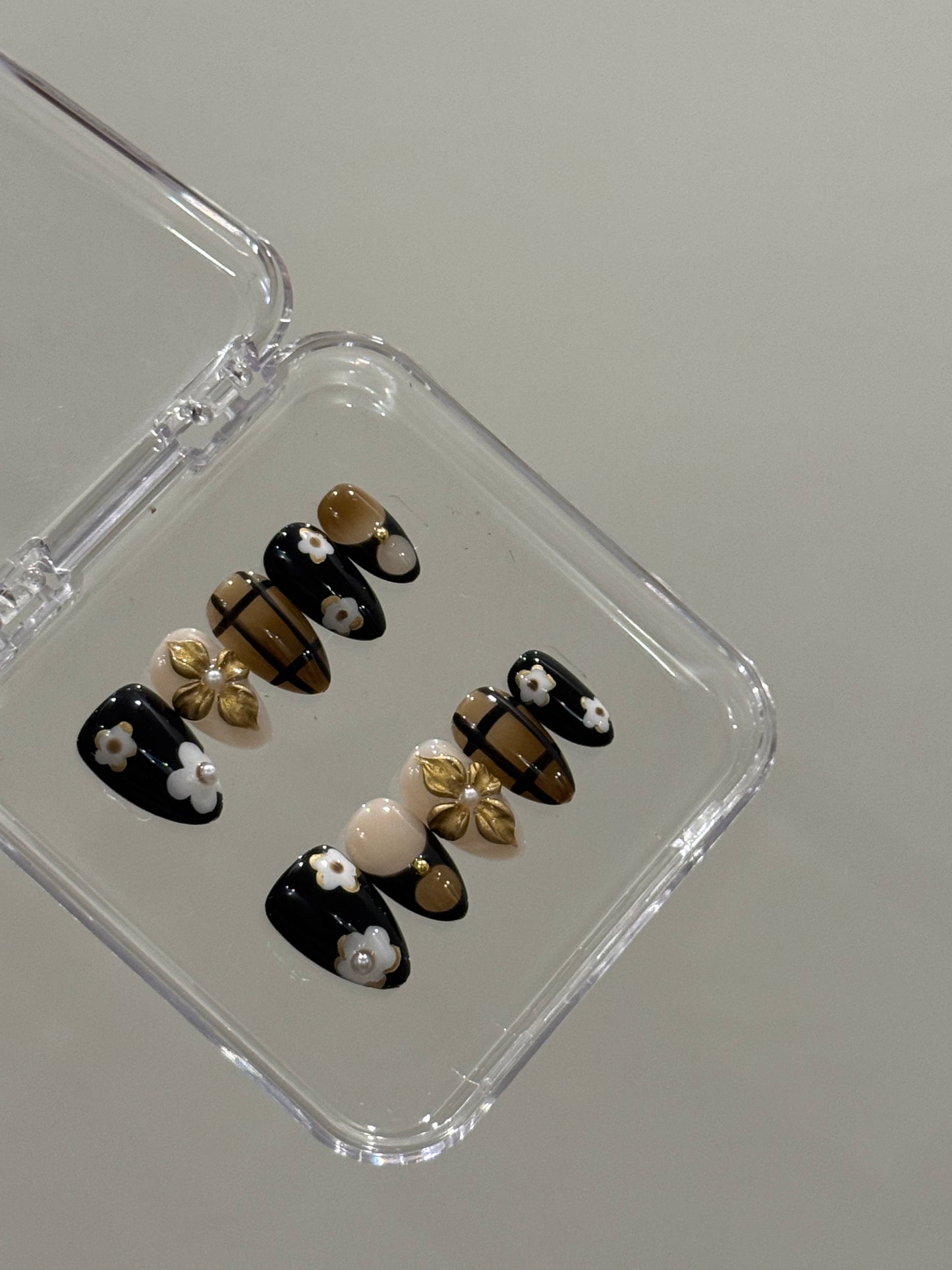 N187 Black Daisies Nails