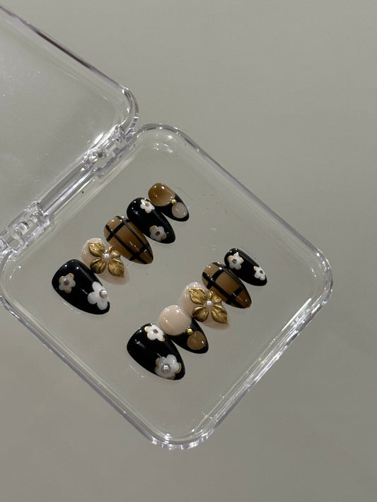 N187 Black Daisies Nails